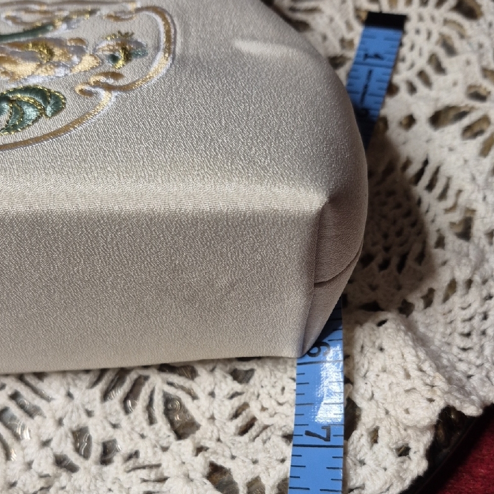 Elegant Ivory Embroidered Frame Clutch - Picture 6 of 7